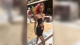 Mooncomelaluna fa la porca in piazza Duomo