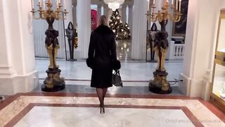 Coppia si incontra per fare sesso in hotel