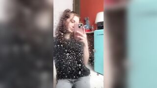 Una pulitina al vetro ops tette