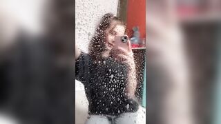 Una pulitina al vetro ops tette