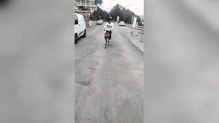 Pedalando in bicicletta mostrando il culo