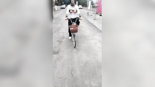 Pedalando in bicicletta mostrando il culo