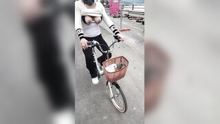 Pedalando in bicicletta mostrando il culo