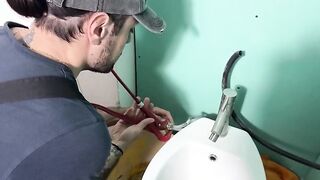 All'idraulico piace scopare la casalinga e riempirle la fica