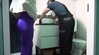 All'idraulico piace scopare la casalinga e riempirle la fica