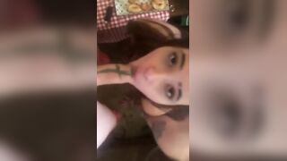 Puoi slinguarla o farle un ditalino mentre ti faccio un pompino