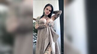 Riae spogliarello suicide tettona italiana OF New