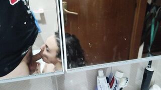 Prima di farsi la doccia giovane ragazza lo succhia al fidanzato