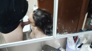 Prima di farsi la doccia giovane ragazza lo succhia al fidanzato