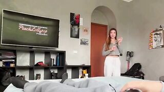 Perde giocando a carte e da il culo al suo ragazzo pagando penitenza