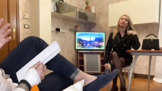 Colloquio con fidanzata tettona scopata dal suo futuro capo