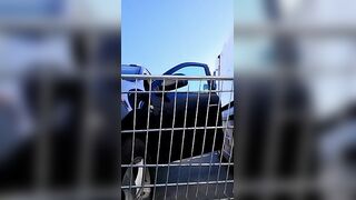 Esibizionista lo succhia nel parcheggio del supermercato e ingoia la sborra