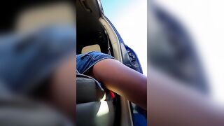 Esibizionista lo succhia nel parcheggio del supermercato e ingoia la sborra