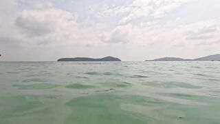 Moglie bionda con tette siliconata da esibire all'aperto