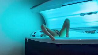 Marika Milani scopata al solarium da tatuato