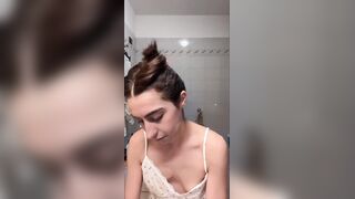 In bagno ops tette in live ragazza morettina