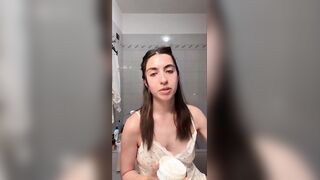 In bagno ops tette in live ragazza morettina