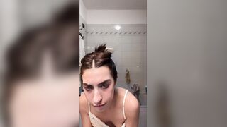 In bagno ops tette in live ragazza morettina