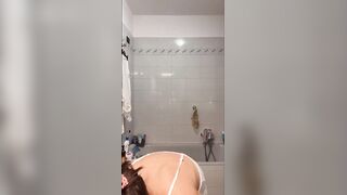 In bagno ops tette in live ragazza morettina