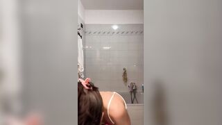 In bagno ops tette in live ragazza morettina