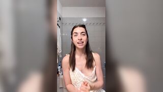 In bagno ops tette in live ragazza morettina