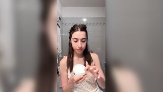 In bagno ops tette in live ragazza morettina