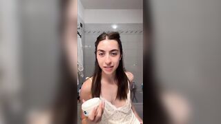 In bagno ops tette in live ragazza morettina