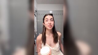 In bagno ops tette in live ragazza morettina