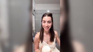 In bagno ops tette in live ragazza morettina