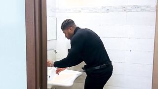 Milf italiana scopata da nero in un bagno pubblico