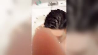 Pompino nella vasca con ingoio tatuata italiana