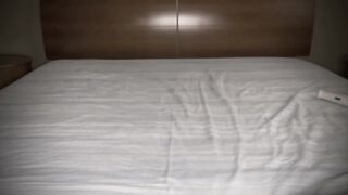 Moglie bionda matura si masturba con dildo e plug anale