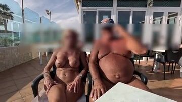 Marito sardo cornuto e moglie tettona esibizionista