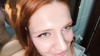 Spia in bagno la sorellastra ma non sa che è cosi troia da farsi scopare