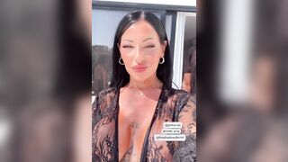 Margot si prepara a prendere due black insieme