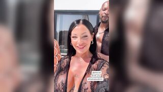 Margot si prepara a prendere due black insieme