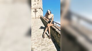 Beve lo sperma dal piatto dopo un pompino