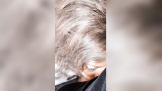 Beve lo sperma dal piatto dopo un pompino