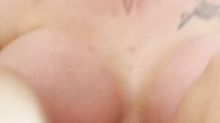 Sesso con Milf bionda con grosse tette siliconate