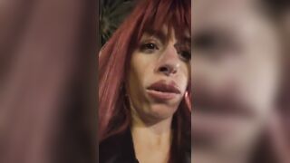 Ridammi il cellulare bastardo - Rapinata mentre si sta masturbando in live