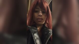 Ridammi il cellulare bastardo - Rapinata mentre si sta masturbando in live