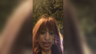 Ridammi il cellulare bastardo - Rapinata mentre si sta masturbando in live