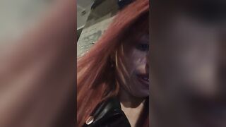 Ridammi il cellulare bastardo - Rapinata mentre si sta masturbando in live