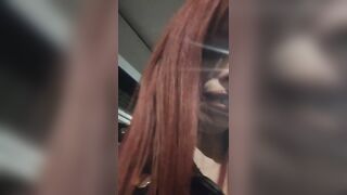 Ridammi il cellulare bastardo - Rapinata mentre si sta masturbando in live