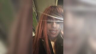 Ridammi il cellulare bastardo - Rapinata mentre si sta masturbando in live