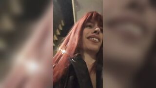 Ridammi il cellulare bastardo - Rapinata mentre si sta masturbando in live