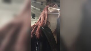 Ridammi il cellulare bastardo - Rapinata mentre si sta masturbando in live