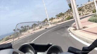 Passaggio da ragazzo che spompino nel garage di casa sua