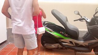 Passaggio da ragazzo che spompino nel garage di casa sua