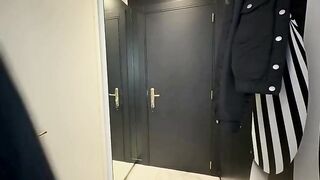 Lui a giocare a paddle la moglie troia a scopare col suo giovane amico